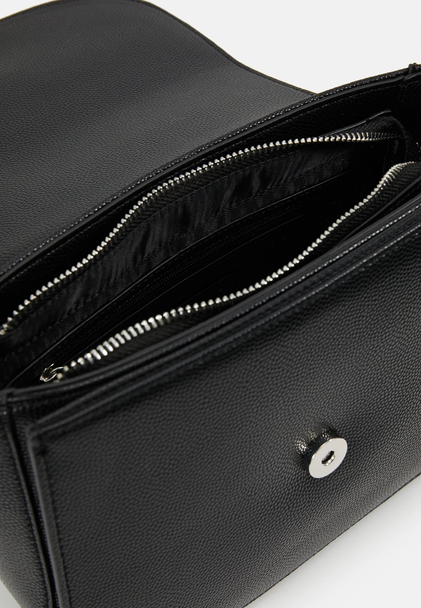 Valentino Mini Schoudertas – Zwart – Zilverkleurige Ketting – Luxe Design met V-Hanger