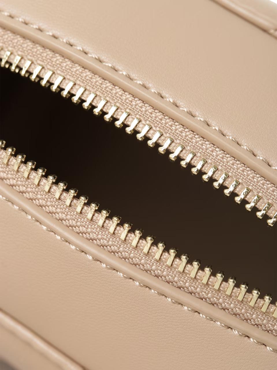 Valentino Schoudertas ADA – Taupe | Luxe gewatteerde crossbodytas met logo