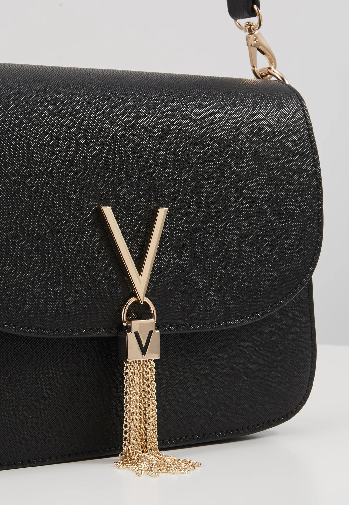 Valentino DIVINA Nero Handtas – Zwarte Schoudertas met Gouden V-Hanger