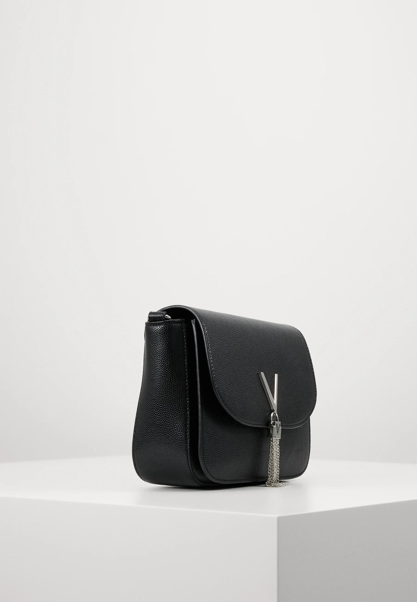 Valentino Mini Schoudertas – Zwart – Zilverkleurige Ketting – Luxe Design met V-Hanger