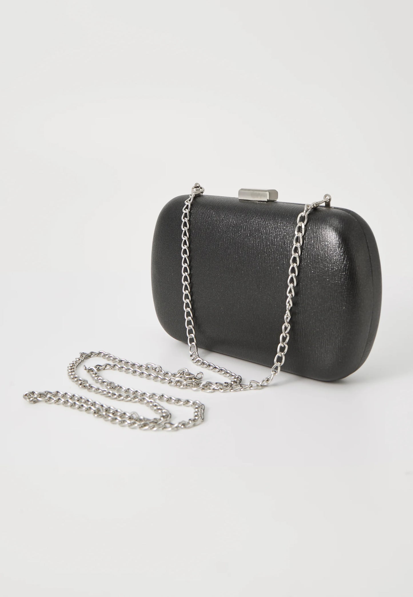 Valentino Aroma Nero Clutch – Zwarte Handtas met Zilveren Ketting & Metallic Details