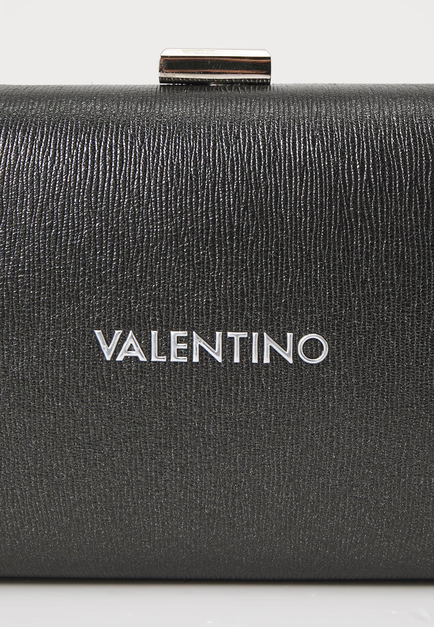 Valentino Aroma Nero Clutch – Zwarte Handtas met Zilveren Ketting & Metallic Details