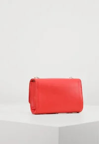 Valentino Schoudertas Rood – V-logo met Gouden Ketting | Designer Crossbody