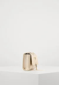 Valentino Portemonnee Goud – V-logo met Kettingdetail | Designer Wallet